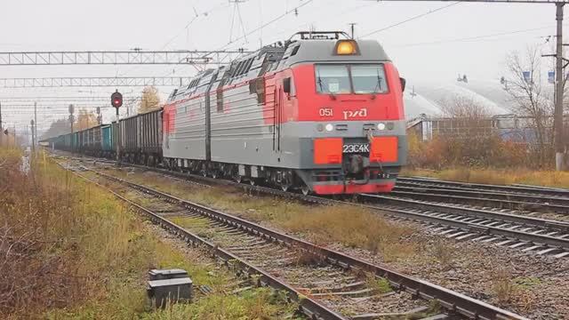 2ЭС4К-051 (РЖД/Окт, ТЧ-21 Волховстрой) с грузовым поездом проходит ст. Полюстрово