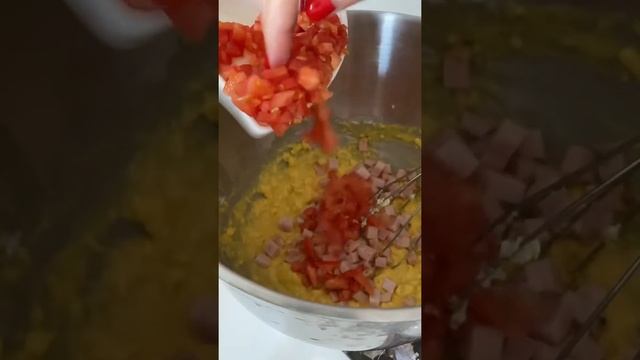 Вафли с копченой колбасой и сыром