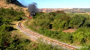 Паровоз и ретро поезд в полях Южной Африки