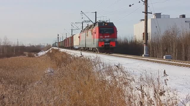 2ЭС4К-019 (РЖД/Окт, ТЧ-21 Волховстрой) с грузовым поездом прибывает на ст. Купчинская