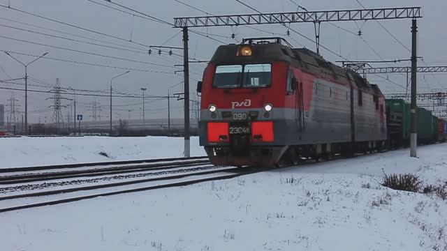 2ЭС4К-090 (РЖД/Окт, ТЧ-21 Волховстрой) с грузовым поездом затягивается по прибытии на ст. Шушары