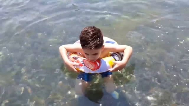 Efe simit olmadan denize girmek istemedi. смотреть онлайн