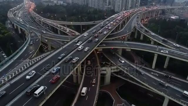 Взрослый наклонный дрон, съемка захватывающего перекрестка
