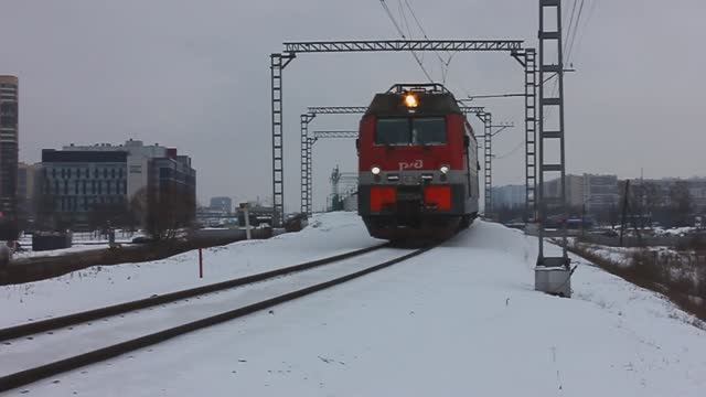 2ЭС4К-087 (РЖД/Окт, ТЧ-21 Волховстрой) с грузовым поездом медленно заходит на Предпортовую