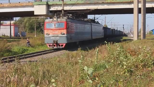 ВЛ15-030 (РЖД/Окт, ТЧ-21 Волховстрой) с грузовым поездом выходит со ст. Ручьи