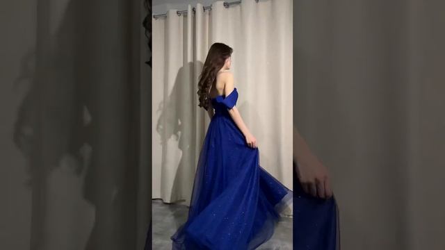 Вечернее платье Сказка с эффектным декольте в синем цвете