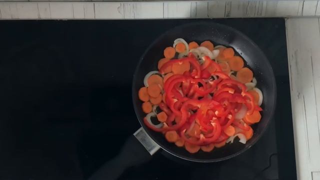 КАК ПРИГОТОВИТЬ ТУШЕНУЮ СКУМБРИЮ НА СКОВОРОДЕ? Вкусная рыба в томатном соусе с овощами на ужин