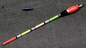 Поплавочная снасть с кормушкой и дополнительным поводком.