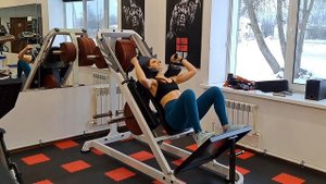 Приседания в Гакк тренажере