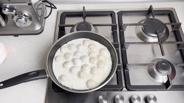 КАК ПРИГОТОВИТЬ ЖАРЕНЫЕ ПЕЛЬМЕНИ СО СМЕТАНОЙ И СЫРОМ НА СКОВОРОДЕ?