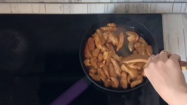 КАК ПРИГОТОВИТЬ ТЕПЛЫЙ САЛАТ С КУРИЦЕЙ ПЕРЦЕМ И ПОМИДОРАМИ? Яркий, вкусный, без майонеза