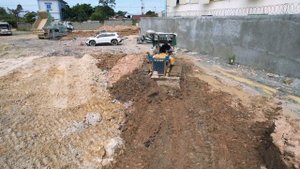 Строительство, продолжение засыпки площадки с мусором