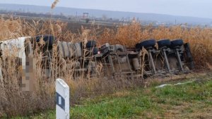 В Георгиевском округе перевернулся тягач с нефтью
