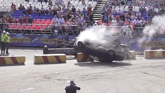 Авто трюк на грани перевернулся коза