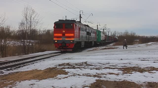 2ТЭ116-1377 (РЖД/Окт, ТЧ-18 Дно) с грузовым поездом прибывает на ст. Среднерогатская