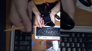 Снимаем боковые крышки джойстика Xbox One