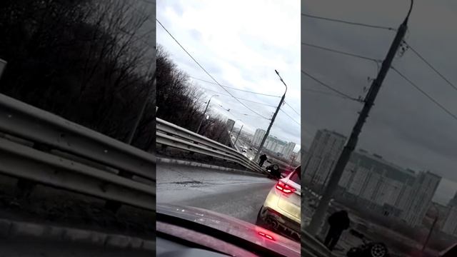 Перевернулся автомобиль на Окском съезде в Нижнем Новгороде