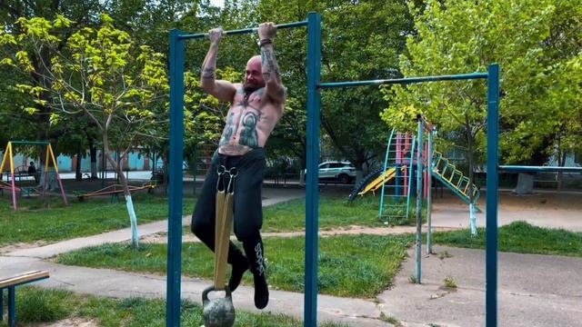 ТРЕНИРОВКА НА УЛИЦЕ. Необычные упражнения для стритлифтинга и газонокосилка