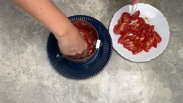 КАК ПРИГОТОВИТЬ САЛАТ СЛОЯМИ ПОМИДОРЫ СЫР? Вкусный, без мяса, на каждый день и на праздничный стол