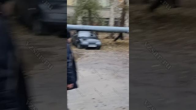 В Саратове рухнувшая теплотрасса повредила девять авто