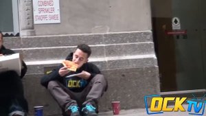 Социальный эксперимент!!что сделал бездомный?Бездомный поделился пиццей!