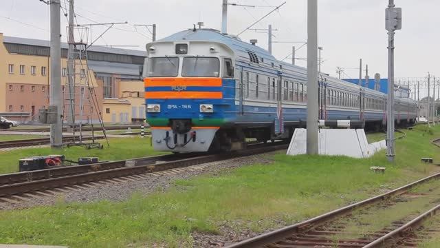 ДР1А-166 (БЧ, ТЧ-7 Брест) завершает манёвры по ст. Брест-Центральный и подаётся под посадку на рейс