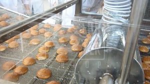 Обливка пряников машиной для обливки сахарным сиропом