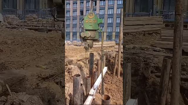 Заказать услуги бурения можно по телефону +7 (985) 185-77-77. На видео шпунтирование котлована