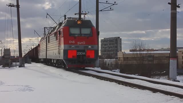 2ЭС4К-046 (РЖД/Окт, ТЧ-21 Волховстрой) с грузовым поездом