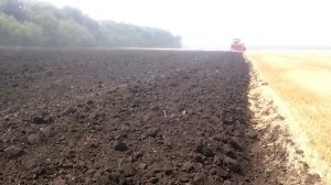 Полунавесной плуг Atlant. 8 корпусов. Работа в поле.