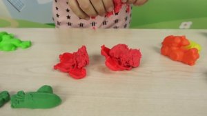 Эмилюша играет Цветным песком Сквуши