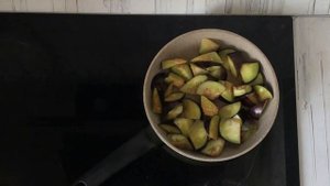 Теплый салат с курицей баклажанами и помидорами  Салат с запеченной курицей, жареными баклажанами