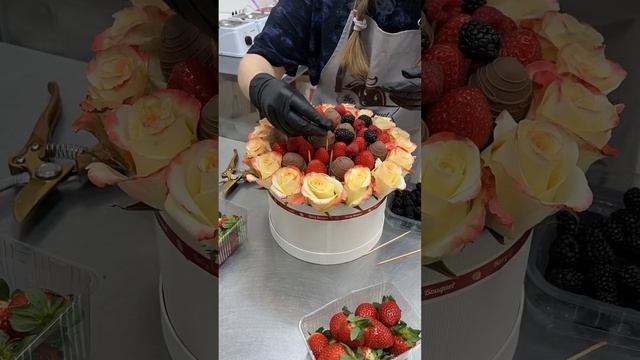 Как собрать клубничный букет в шляпной коробке, мастер-класс от Berry Bouquet  #клубничныйбукет