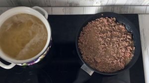 Паста с фаршем и томатной пастой итальянская Макароны с соусом на сковороде