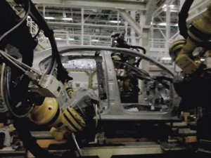 Сварка кузова автомобиля роботом.