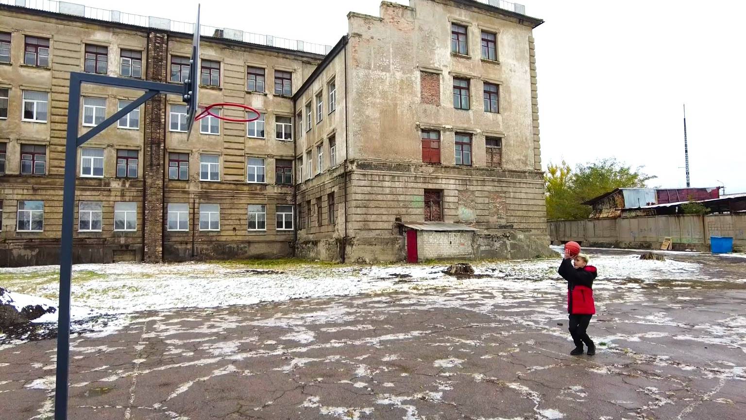 В Макеевке на грант губернатора Югры обустроены спортплощадки у школы и детского сада
