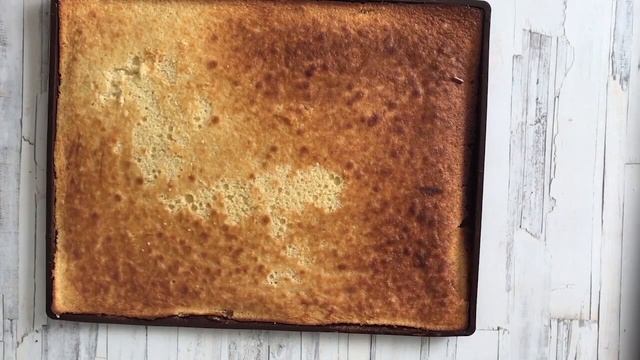 Миндальный торт с клубникой и заварным кремом