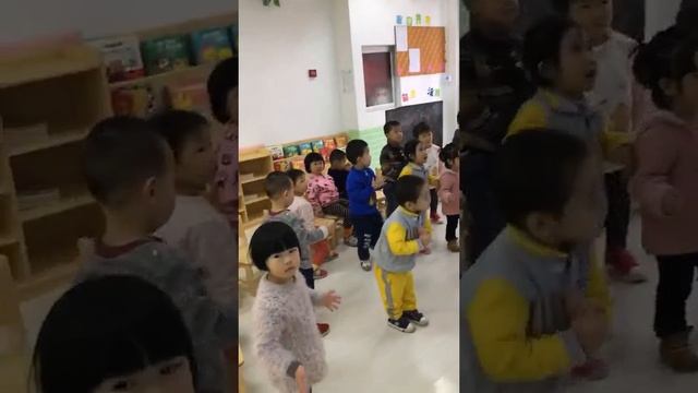 Clap, clap, step, step, turn around! А по -русски три притопа, два прихлопа! смотреть онлайн