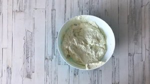 Йогуртовый торт с фисташками и жимолостью