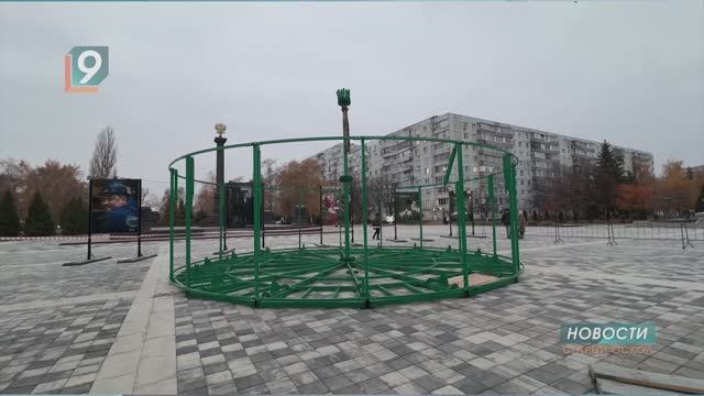"Праздник к нам приходит": на площади Победы начали монтаж главной городской ёлки