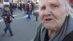 Бабушка читает стих.