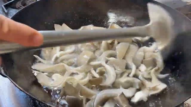平菇這樣做實在太鮮香了，我家一周吃6次，簡單家常，全家超愛吃【留意美食】#平菇 #平菇做法