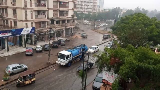 Heavy rain shower in Karachi. Chilling weather #winterrain #rainyweather смотреть онлайн