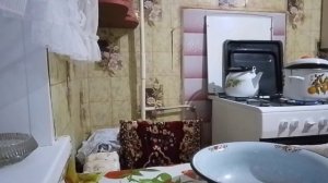 У нас готовится борщ и запекается картошечка в духовке.