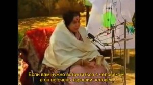 21-Шри Матаджи показывает как делать бандан на руке.