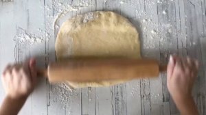 КАК ПРИГОТОВИТЬ БУЛОЧКИ С КОЛБАСОЙ? Дрожжевые булочки с вареной колбасой / Колбасные булочки