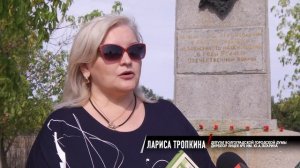 Открытие придорожного указателя к месту захоронения Гули Королёвой.