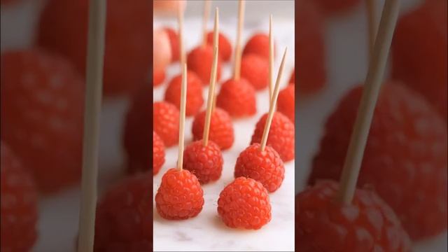 Вкусная идея: малина в шоколаде ❤️ Хотели бы попробовать такую? #малинавшоколаде #рецепты