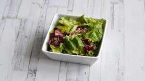 Салат с фасолью копченой колбасой и сухариками  Как приготовить САЛАТ с сухариками и колбасой