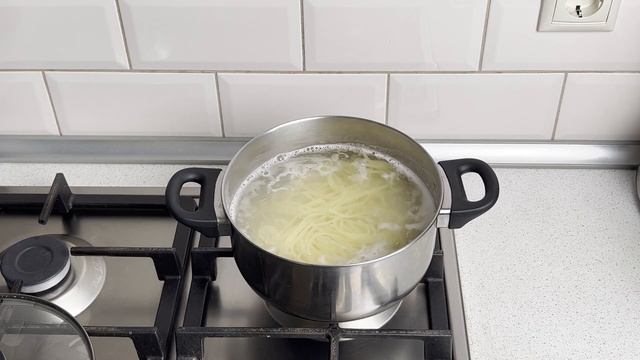 КАК ПРИГОТОВИТЬ МАКАРОНЫ С СЫРОМ И ЯЙЦОМ? Вкусная паста на сковороде на второе
